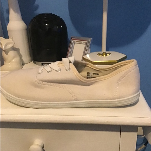 Twisted Shoes Khaki Tennis Shoe Poshmark